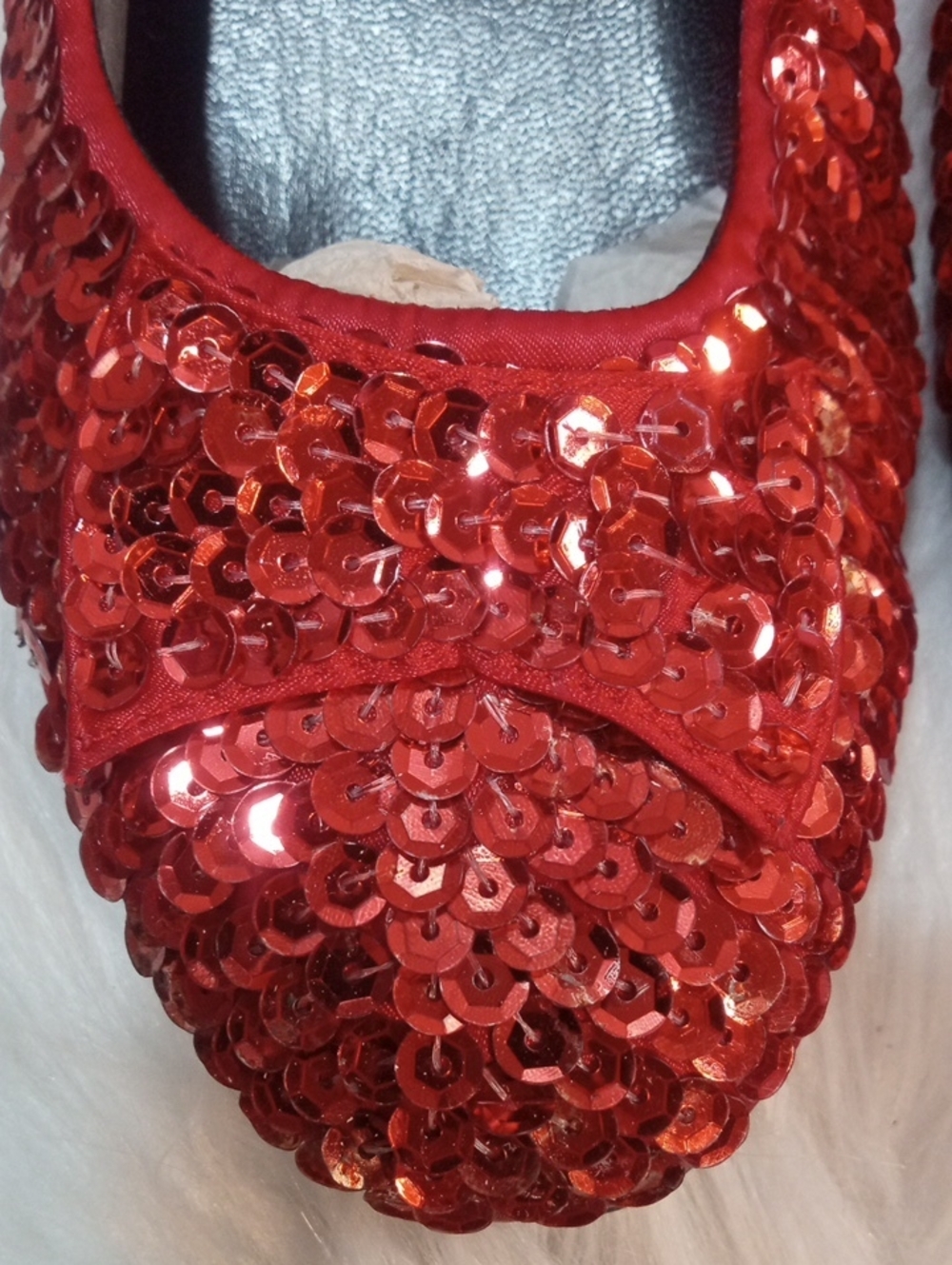 PLATS: RED SEQUINED SHOES - Picture 5 of 10